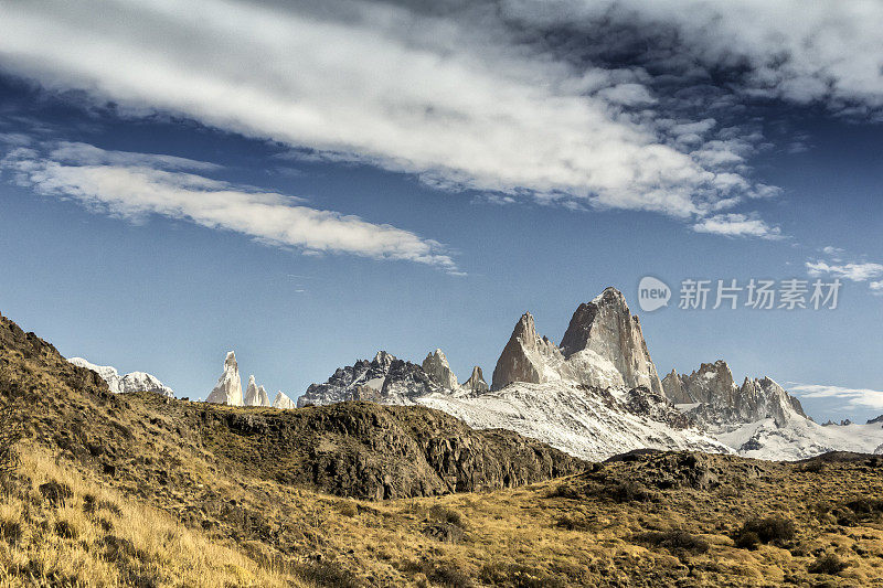 从Chaltén小镇俯瞰，山脉，Fitz Roy(海拔3405米)和Torre(3125米)。巴塔哥尼亚，圣克鲁斯省，阿根廷。